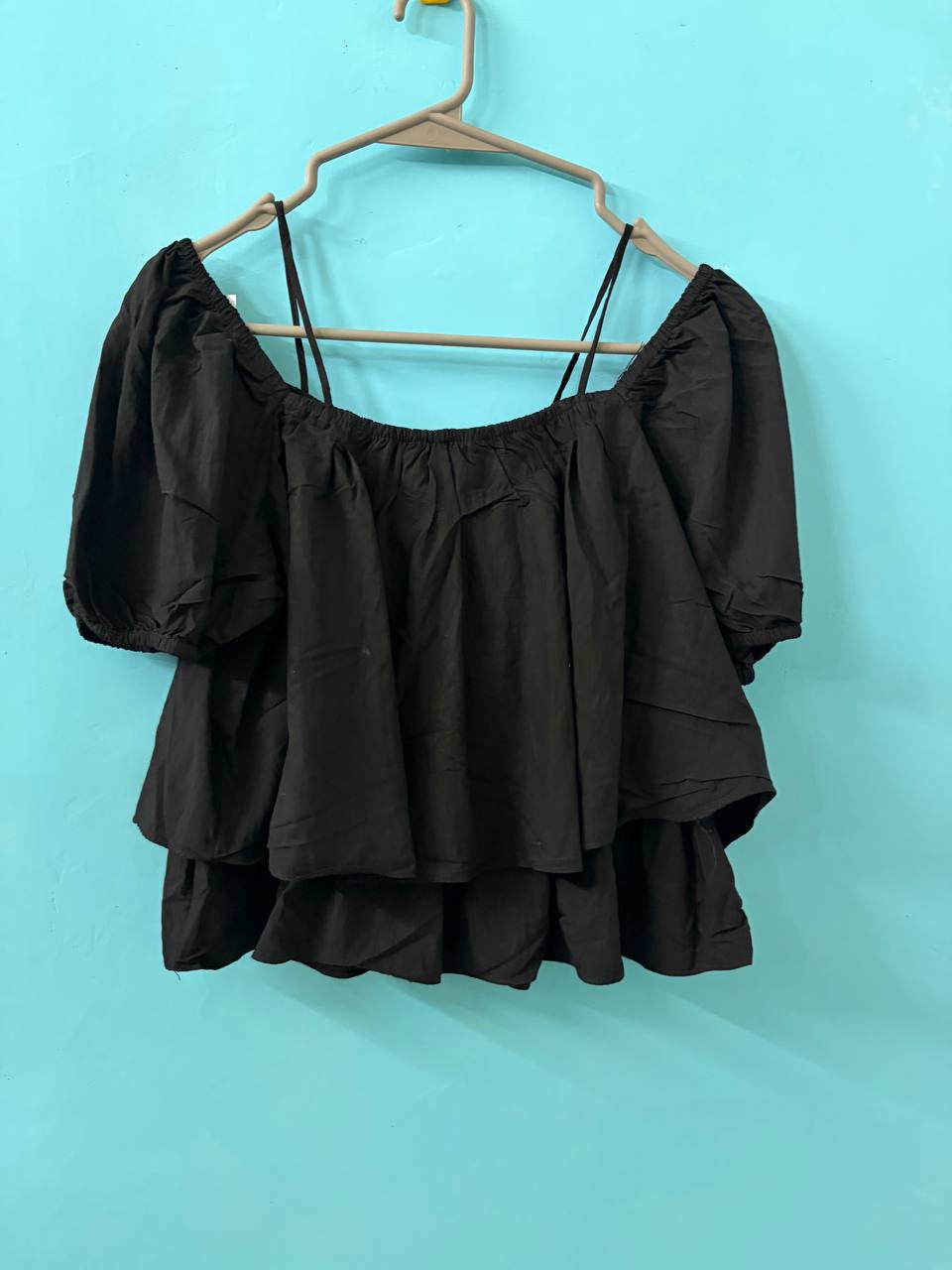 Black Off-Shoulder Tiered Crop Top (M)